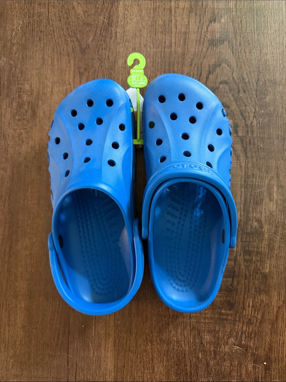 CROCS Men8/Women9 Classic Clogs in Bright Blue